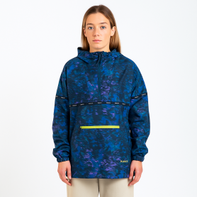 Anorak PLANKS Gateway stylée mannequin femme - image crée par l'IA