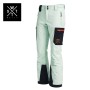 pantalon de ski féminin et sportif - image modifiée par l'IA